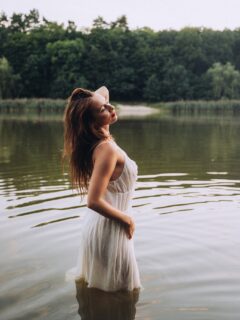 Poczuć lato tak w pełni🌿💧
Pare słów..
Może właśnie to jest ten właściwy moment dla Ciebie albo dla Was aby umówić się na sesję
Sesja kobieca | Sesja dla pary | Sesja narzeczeńska
To był wyjątkowy rok, mam piękną przyjaciółkę 🫶🏻 @w_otoczeniu_piekna
Kiedyś napisałam, że nasze sesje mają drugie dno, widzimy w tych sesjach coś więcej..
Każda widzi cząstkę siebie, swoich przeżyć.
Mi w sierpniu wybiją 4 lata jak prowadzę działalność, z mniejszymi i większymi sukcesami, przeżyłam też sztorm. Dwa sztormy. Ale dalej to robię, psychologowie nazwaliby to procesem ? 😁
#sesjawwodzie #sesjaletnia #sesjaplenerowa #sesjakobieca #fotografkakobiet #fotografszczecin